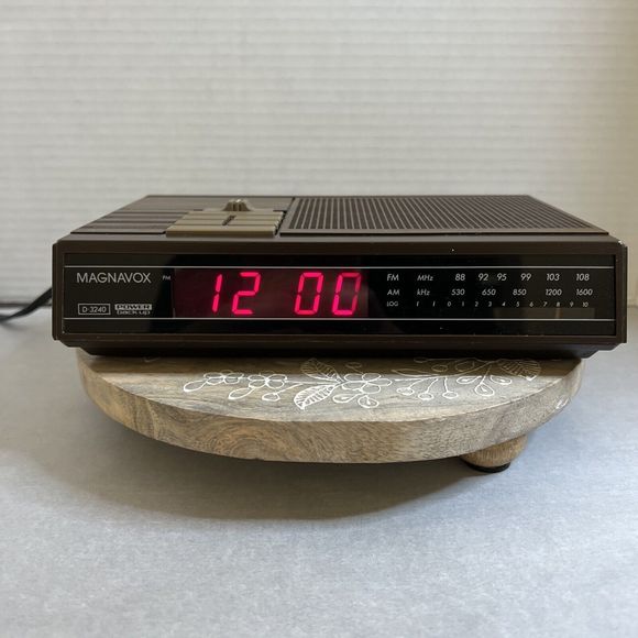 Magnavox D-3040 AM/FM Digital Alarm Clock Radios Retro Woodgrain Vintage Classic - Picture 1 of 5